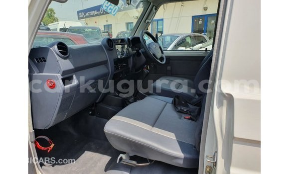 Acheter Import Voiture Toyota Land Cruiser Blanc à Import - Dubai, Bujumbura Acheter Import Voiture Toyota Land Cruiser Blanc à Import - Dubai, Bujumbura