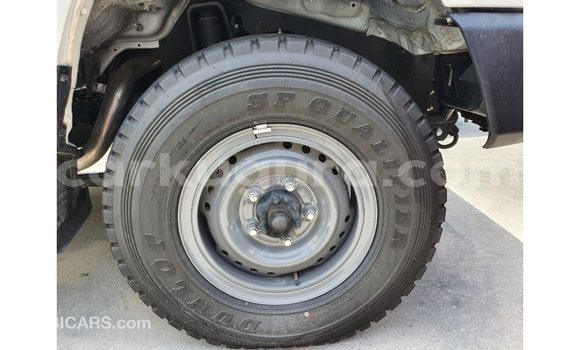 Acheter Import Voiture Toyota Land Cruiser Blanc à Import - Dubai, Bujumbura Acheter Import Voiture Toyota Land Cruiser Blanc à Import - Dubai, Bujumbura