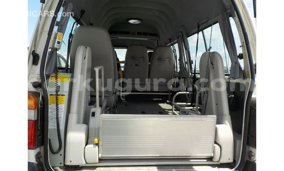 Acheter Import Voiture Toyota Hiace Blanc à Import - Dubai, Bujumbura Acheter Import Voiture Toyota Hiace Blanc à Import - Dubai, Bujumbura