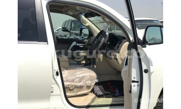 Acheter Import Voiture Toyota Land Cruiser Blanc à Import - Dubai, Bujumbura Acheter Import Voiture Toyota Land Cruiser Blanc à Import - Dubai, Bujumbura