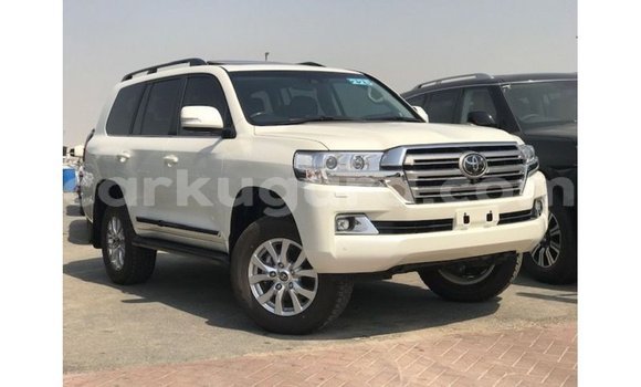 Buy Import Toyota Land Cruiser White Car in Import - Dubai in Bujumbura