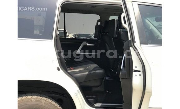 Acheter Import Voiture Toyota Land Cruiser Blanc à Import - Dubai, Bujumbura Acheter Import Voiture Toyota Land Cruiser Blanc à Import - Dubai, Bujumbura