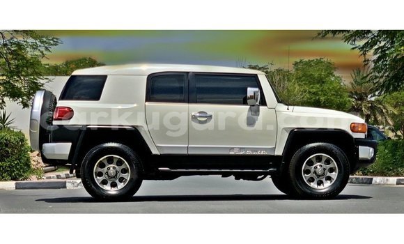Acheter Import Voiture Toyota FJ Cruiser Blanc à Import - Dubai, Bujumbura Acheter Import Voiture Toyota FJ Cruiser Blanc à Import - Dubai, Bujumbura