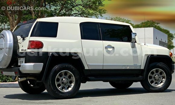 Acheter Import Voiture Toyota FJ Cruiser Blanc à Import - Dubai, Bujumbura Acheter Import Voiture Toyota FJ Cruiser Blanc à Import - Dubai, Bujumbura