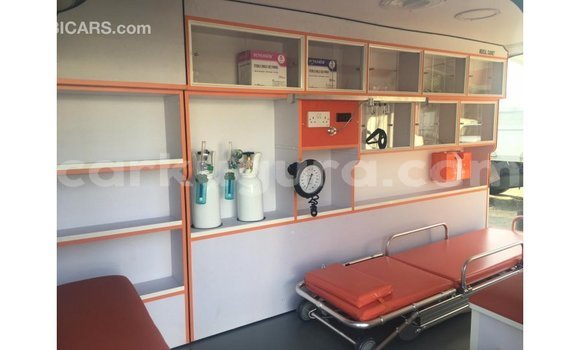 Acheter Import Voiture Toyota Hiace Blanc à Import - Dubai, Bujumbura Acheter Import Voiture Toyota Hiace Blanc à Import - Dubai, Bujumbura