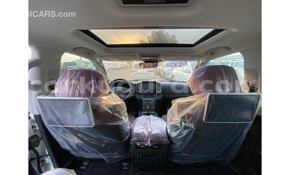 Nunua Imported Toyota Land Cruiser Nyeupe Gari ndani ya Import - Dubai nchini Bujumbura Nunua Imported Toyota Land Cruiser Nyeupe Gari ndani ya Import - Dubai nchini Bujumbura