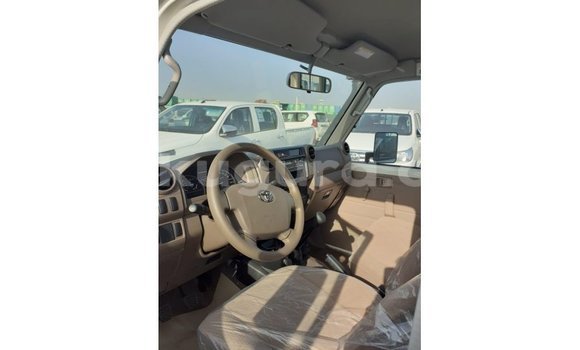 Buy Import Toyota Land Cruiser White Car in Import - Dubai in Bujumbura Buy Import Toyota Land Cruiser White Car in Import - Dubai in Bujumbura