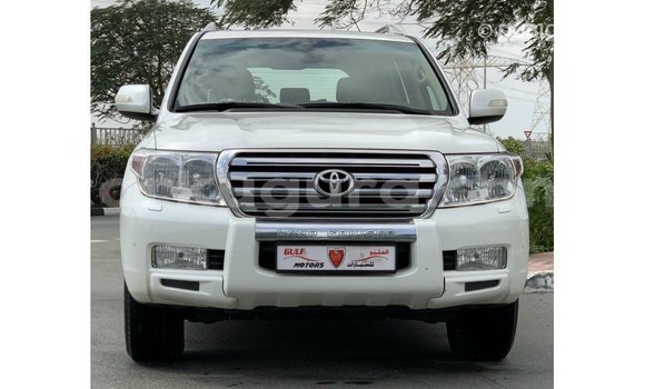 Nunua Imported Toyota Land Cruiser Nyeupe Gari ndani ya Import - Dubai nchini Bujumbura Nunua Imported Toyota Land Cruiser Nyeupe Gari ndani ya Import - Dubai nchini Bujumbura