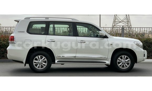 Nunua Imported Toyota Land Cruiser Nyeupe Gari ndani ya Import - Dubai nchini Bujumbura Nunua Imported Toyota Land Cruiser Nyeupe Gari ndani ya Import - Dubai nchini Bujumbura