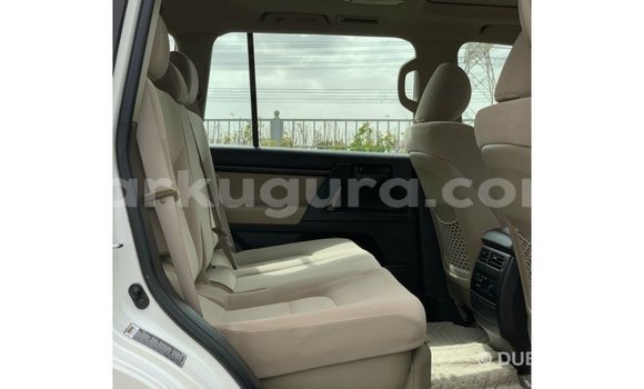 Nunua Imported Toyota Land Cruiser Nyeupe Gari ndani ya Import - Dubai nchini Bujumbura Nunua Imported Toyota Land Cruiser Nyeupe Gari ndani ya Import - Dubai nchini Bujumbura