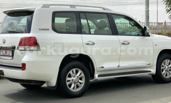 Nunua Imported Toyota Land Cruiser Nyeupe Gari ndani ya Import - Dubai nchini Bujumbura Nunua Imported Toyota Land Cruiser Nyeupe Gari ndani ya Import - Dubai nchini Bujumbura