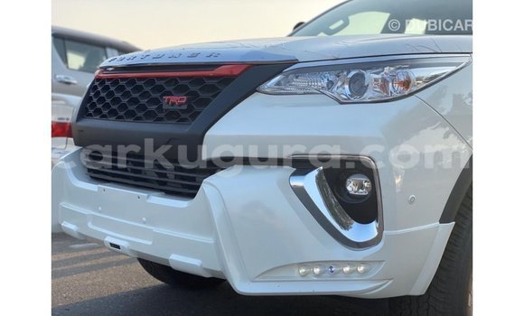 Acheter Import Voiture Toyota Fortuner Blanc à Import - Dubai, Bujumbura Acheter Import Voiture Toyota Fortuner Blanc à Import - Dubai, Bujumbura