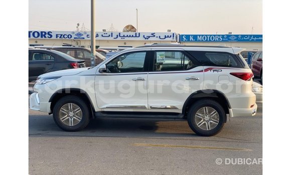 Acheter Import Voiture Toyota Fortuner Blanc à Import - Dubai, Bujumbura Acheter Import Voiture Toyota Fortuner Blanc à Import - Dubai, Bujumbura