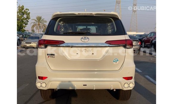 Acheter Import Voiture Toyota Fortuner Blanc à Import - Dubai, Bujumbura Acheter Import Voiture Toyota Fortuner Blanc à Import - Dubai, Bujumbura