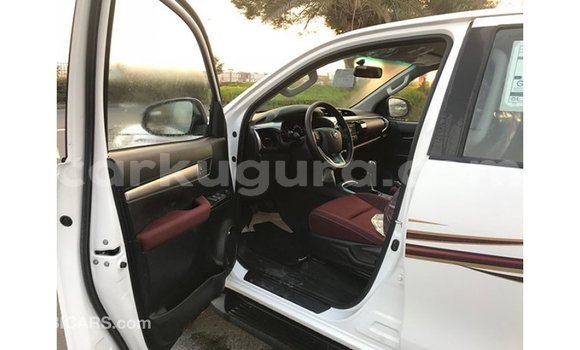 Acheter Import Voiture Toyota Hilux Blanc à Import - Dubai, Bujumbura Acheter Import Voiture Toyota Hilux Blanc à Import - Dubai, Bujumbura