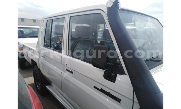 Nunua Imported Toyota Land Cruiser Nyeupe Gari ndani ya Import - Dubai nchini Bujumbura Nunua Imported Toyota Land Cruiser Nyeupe Gari ndani ya Import - Dubai nchini Bujumbura