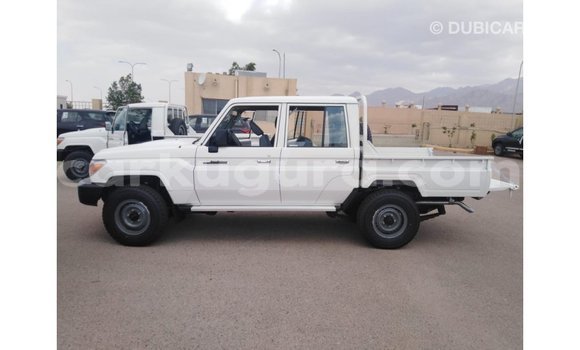 Nunua Imported Toyota Land Cruiser Nyeupe Gari ndani ya Import - Dubai nchini Bujumbura Nunua Imported Toyota Land Cruiser Nyeupe Gari ndani ya Import - Dubai nchini Bujumbura