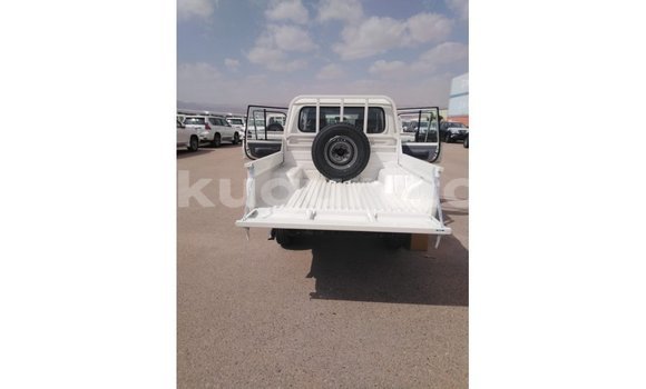 Nunua Imported Toyota Land Cruiser Nyeupe Gari ndani ya Import - Dubai nchini Bujumbura Nunua Imported Toyota Land Cruiser Nyeupe Gari ndani ya Import - Dubai nchini Bujumbura