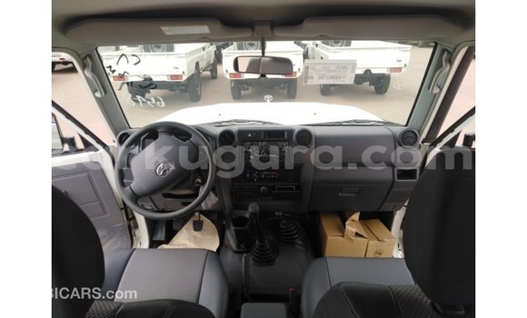 Nunua Imported Toyota Land Cruiser Nyeupe Gari ndani ya Import - Dubai nchini Bujumbura Nunua Imported Toyota Land Cruiser Nyeupe Gari ndani ya Import - Dubai nchini Bujumbura