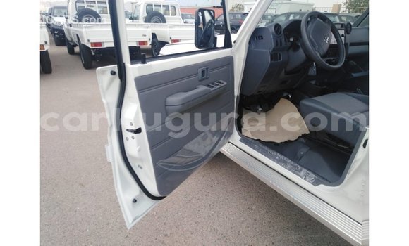 Nunua Imported Toyota Land Cruiser Nyeupe Gari ndani ya Import - Dubai nchini Bujumbura Nunua Imported Toyota Land Cruiser Nyeupe Gari ndani ya Import - Dubai nchini Bujumbura
