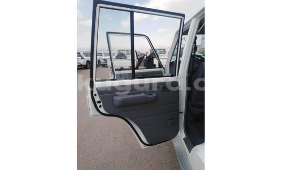Nunua Imported Toyota Land Cruiser Nyeupe Gari ndani ya Import - Dubai nchini Bujumbura Nunua Imported Toyota Land Cruiser Nyeupe Gari ndani ya Import - Dubai nchini Bujumbura