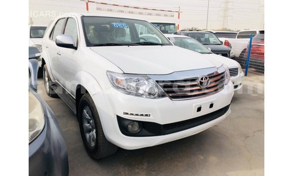 Acheter Import Voiture Toyota Fortuner Blanc à Import - Dubai, Bujumbura Acheter Import Voiture Toyota Fortuner Blanc à Import - Dubai, Bujumbura