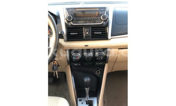 Acheter Import Voiture Toyota Yaris Blanc à Import - Dubai, Bujumbura Acheter Import Voiture Toyota Yaris Blanc à Import - Dubai, Bujumbura