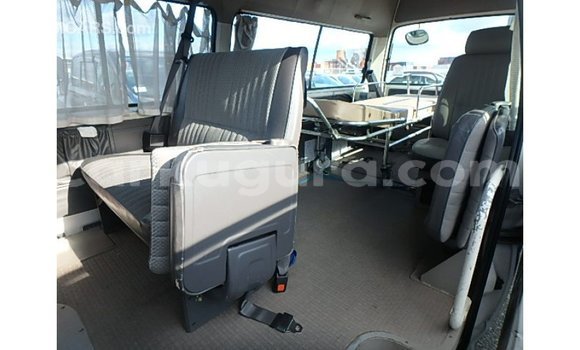 Acheter Import Voiture Nissan Caravan Blanc à Import - Dubai, Bujumbura Acheter Import Voiture Nissan Caravan Blanc à Import - Dubai, Bujumbura