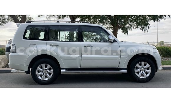 Acheter Import Voiture Mitsubishi Pajero Blanc à Import - Dubai, Bujumbura Acheter Import Voiture Mitsubishi Pajero Blanc à Import - Dubai, Bujumbura