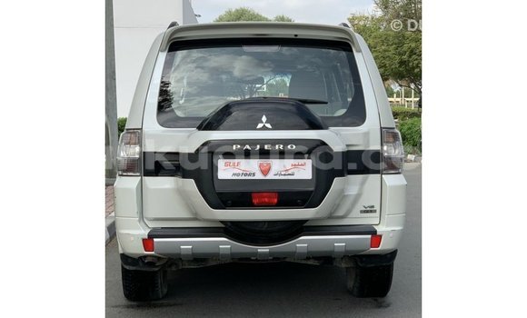 Acheter Import Voiture Mitsubishi Pajero Blanc à Import - Dubai, Bujumbura Acheter Import Voiture Mitsubishi Pajero Blanc à Import - Dubai, Bujumbura