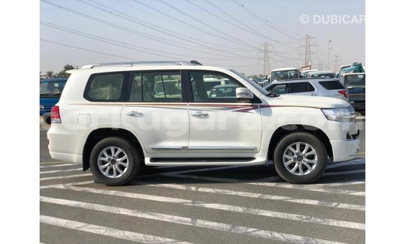 Acheter Import Voiture Toyota Land Cruiser Blanc à Import - Dubai, Bujumbura Acheter Import Voiture Toyota Land Cruiser Blanc à Import - Dubai, Bujumbura