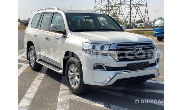 Acheter Import Voiture Toyota Land Cruiser Blanc à Import - Dubai, Bujumbura Acheter Import Voiture Toyota Land Cruiser Blanc à Import - Dubai, Bujumbura