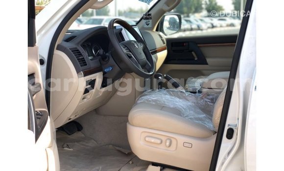 Acheter Import Voiture Toyota Land Cruiser Blanc à Import - Dubai, Bujumbura Acheter Import Voiture Toyota Land Cruiser Blanc à Import - Dubai, Bujumbura