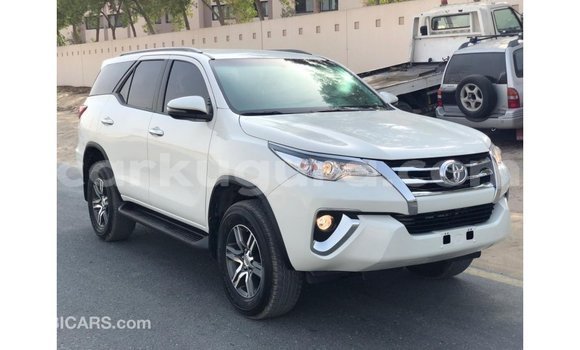 Acheter Import Voiture Toyota Fortuner Blanc à Import - Dubai, Bujumbura Acheter Import Voiture Toyota Fortuner Blanc à Import - Dubai, Bujumbura