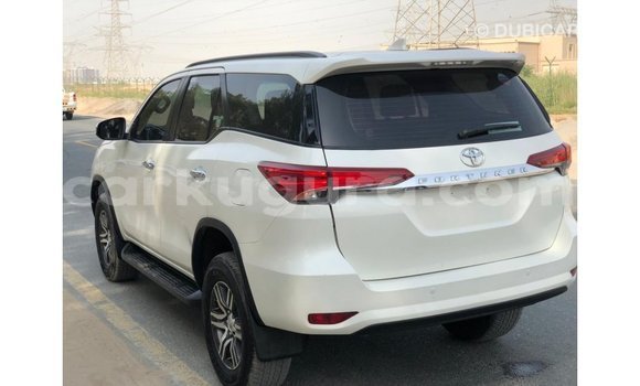 Acheter Import Voiture Toyota Fortuner Blanc à Import - Dubai, Bujumbura Acheter Import Voiture Toyota Fortuner Blanc à Import - Dubai, Bujumbura