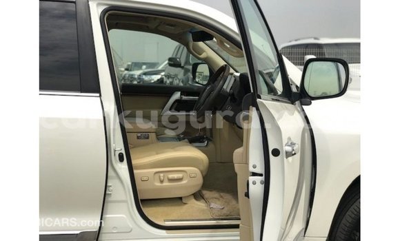 Acheter Import Voiture Toyota Land Cruiser Blanc à Import - Dubai, Bujumbura Acheter Import Voiture Toyota Land Cruiser Blanc à Import - Dubai, Bujumbura