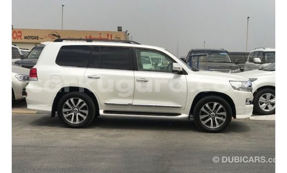Acheter Import Voiture Toyota Land Cruiser Blanc à Import - Dubai, Bujumbura Acheter Import Voiture Toyota Land Cruiser Blanc à Import - Dubai, Bujumbura