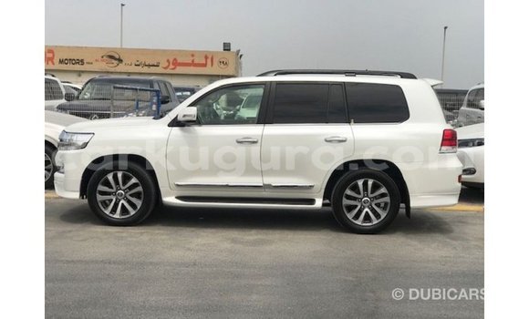 Acheter Import Voiture Toyota Land Cruiser Blanc à Import - Dubai, Bujumbura Acheter Import Voiture Toyota Land Cruiser Blanc à Import - Dubai, Bujumbura