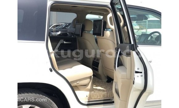 Acheter Import Voiture Toyota Land Cruiser Blanc à Import - Dubai, Bujumbura Acheter Import Voiture Toyota Land Cruiser Blanc à Import - Dubai, Bujumbura