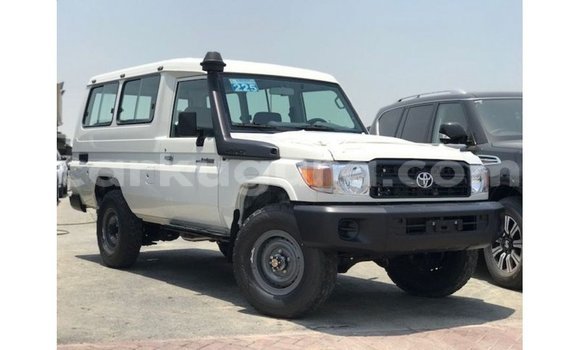 Acheter Import Voiture Toyota Land Cruiser Blanc à Import - Dubai, Bujumbura