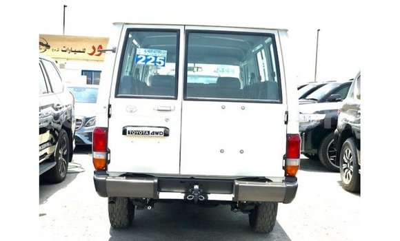 Acheter Import Voiture Toyota Land Cruiser Blanc à Import - Dubai, Bujumbura Acheter Import Voiture Toyota Land Cruiser Blanc à Import - Dubai, Bujumbura