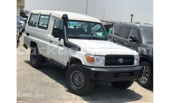 Acheter Import Voiture Toyota Land Cruiser Blanc à Import - Dubai, Bujumbura Acheter Import Voiture Toyota Land Cruiser Blanc à Import - Dubai, Bujumbura