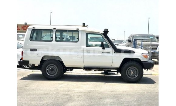 Acheter Import Voiture Toyota Land Cruiser Blanc à Import - Dubai, Bujumbura Acheter Import Voiture Toyota Land Cruiser Blanc à Import - Dubai, Bujumbura