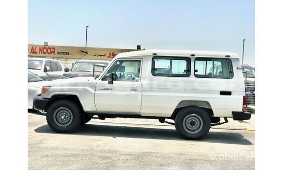 Acheter Import Voiture Toyota Land Cruiser Blanc à Import - Dubai, Bujumbura Acheter Import Voiture Toyota Land Cruiser Blanc à Import - Dubai, Bujumbura
