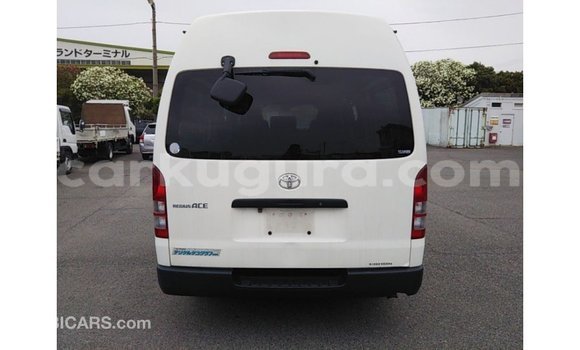 Acheter Import Voiture Toyota Hiace Blanc à Import - Dubai, Bujumbura Acheter Import Voiture Toyota Hiace Blanc à Import - Dubai, Bujumbura