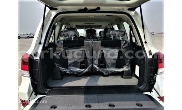 Buy Import Toyota Land Cruiser White Car in Import - Dubai in Bujumbura Buy Import Toyota Land Cruiser White Car in Import - Dubai in Bujumbura