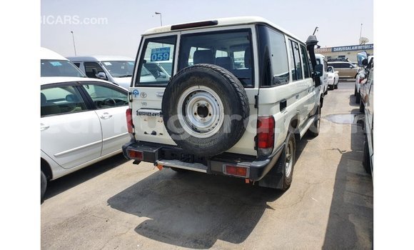 Acheter Import Voiture Toyota Land Cruiser Blanc à Import - Dubai, Bujumbura Acheter Import Voiture Toyota Land Cruiser Blanc à Import - Dubai, Bujumbura