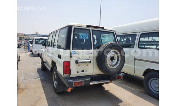 Acheter Import Voiture Toyota Land Cruiser Blanc à Import - Dubai, Bujumbura Acheter Import Voiture Toyota Land Cruiser Blanc à Import - Dubai, Bujumbura