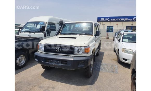 Acheter Import Voiture Toyota Land Cruiser Blanc à Import - Dubai, Bujumbura Acheter Import Voiture Toyota Land Cruiser Blanc à Import - Dubai, Bujumbura