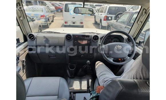 Acheter Import Voiture Toyota Land Cruiser Blanc à Import - Dubai, Bujumbura Acheter Import Voiture Toyota Land Cruiser Blanc à Import - Dubai, Bujumbura